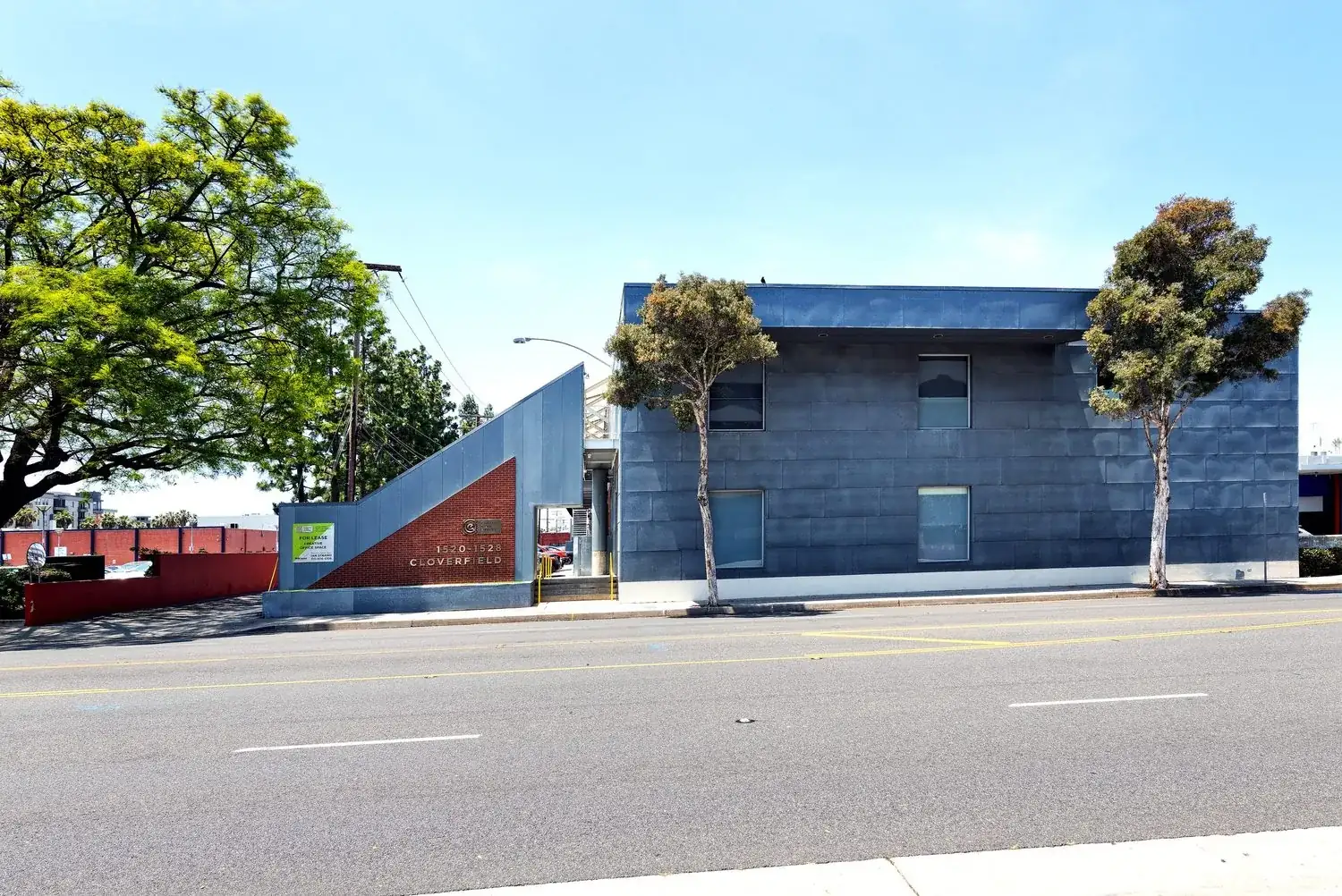 1520 Cloverfield — Gehry's 1987 stainless-steel remodel today